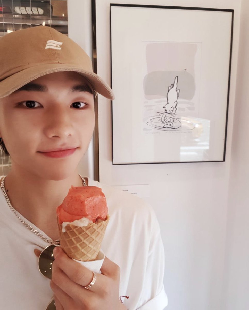 hyunjin’s selcas and photos throughout the years on IG. a veryyyyy long thread: