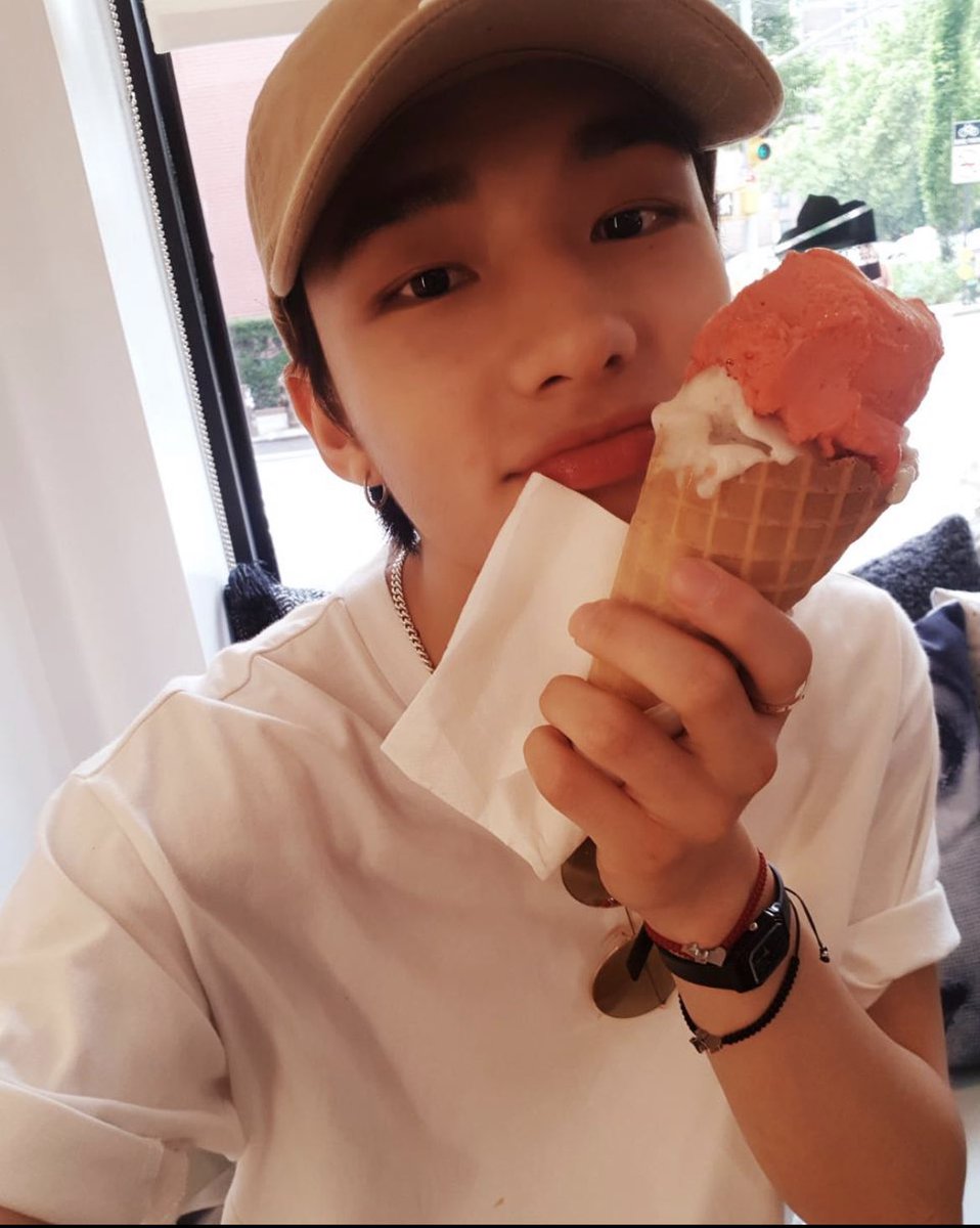 hyunjin’s selcas and photos throughout the years on IG. a veryyyyy long thread: