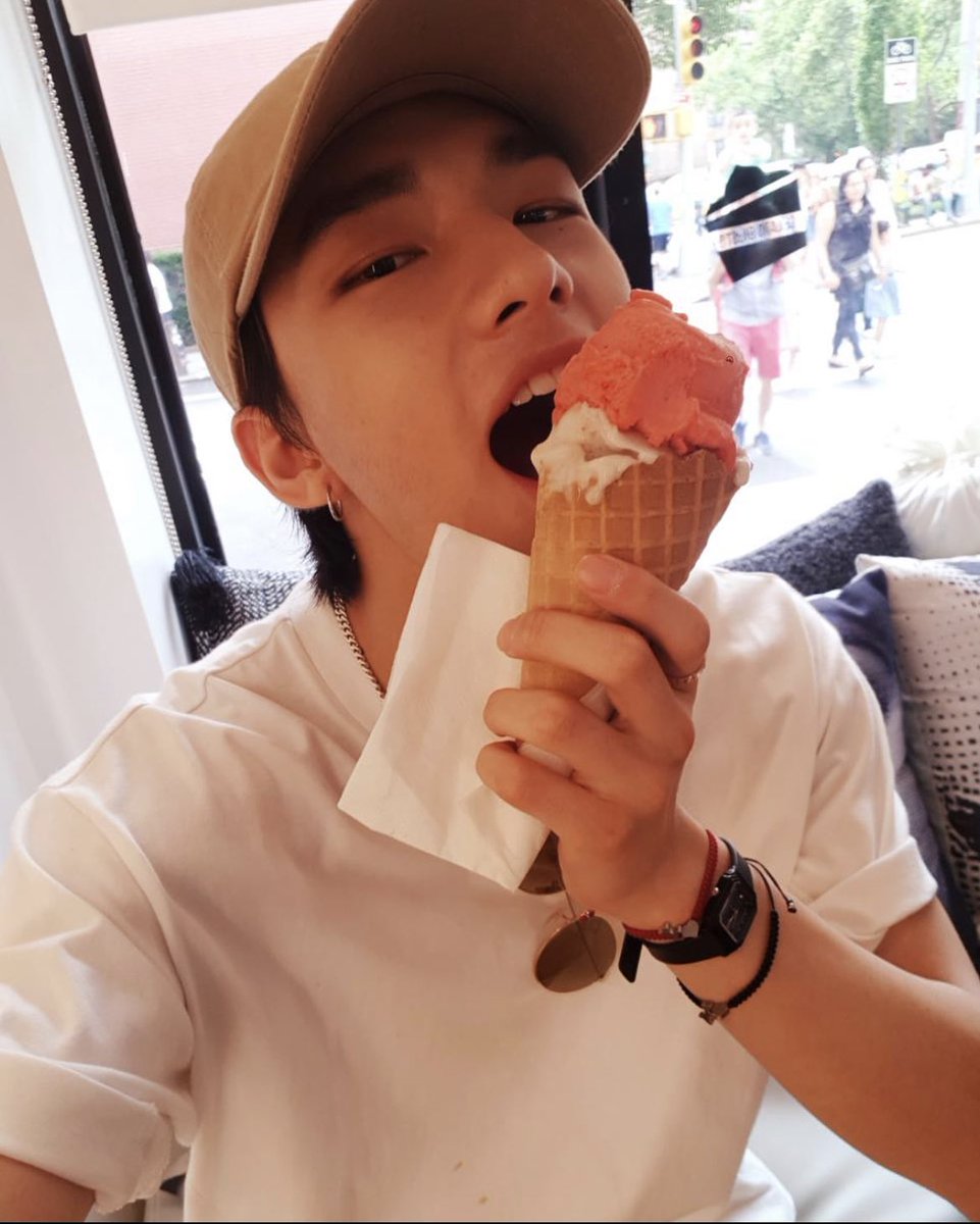 hyunjin’s selcas and photos throughout the years on IG. a veryyyyy long thread: