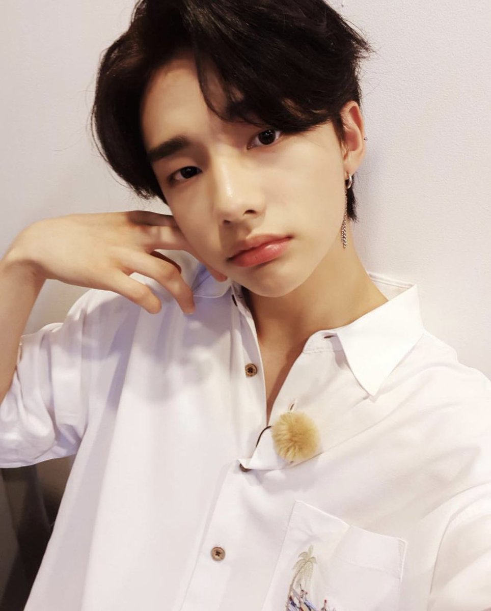 hyunjin’s selcas and photos throughout the years on IG. a veryyyyy long thread: