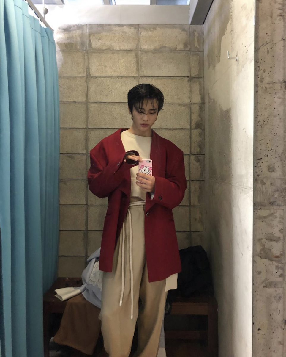 hyunjin’s selcas and photos throughout the years on IG. a veryyyyy long thread: