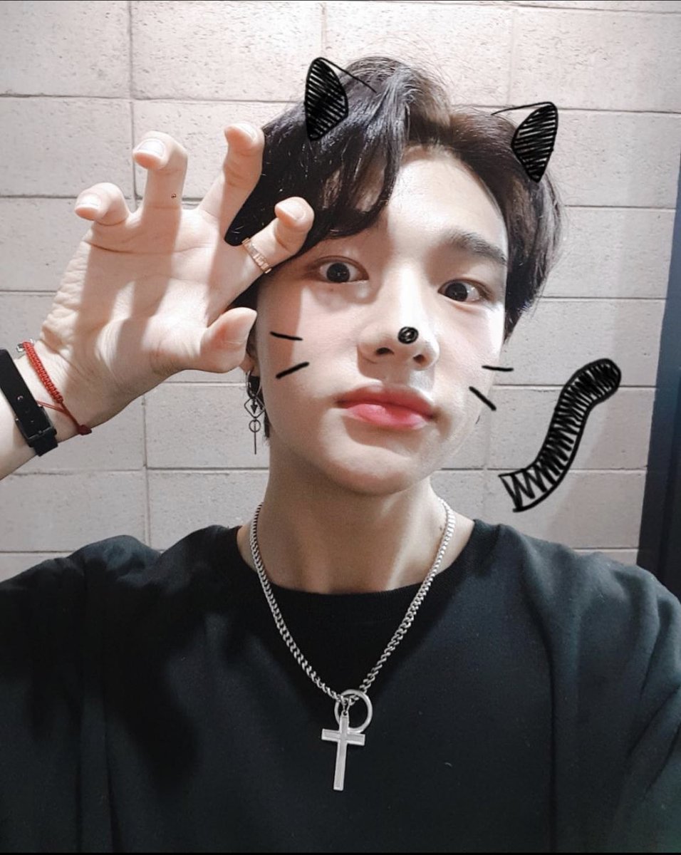 hyunjin’s selcas and photos throughout the years on IG. a veryyyyy long thread: