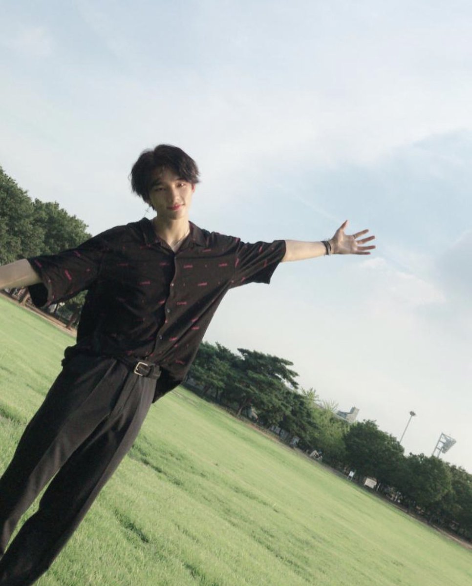 hyunjin’s selcas and photos throughout the years on IG. a veryyyyy long thread: