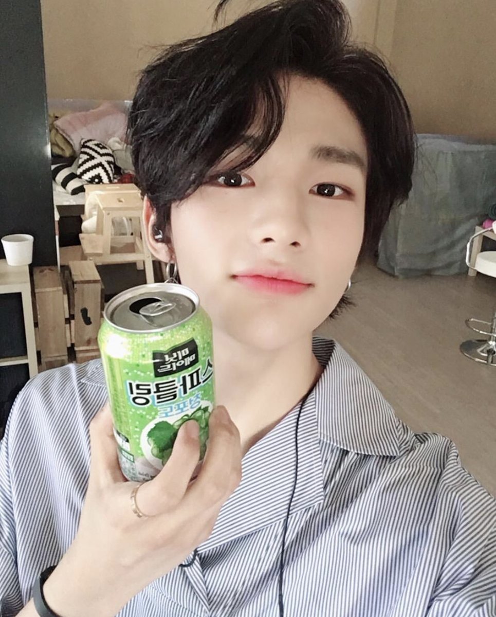 hyunjin’s selcas and photos throughout the years on IG. a veryyyyy long thread: