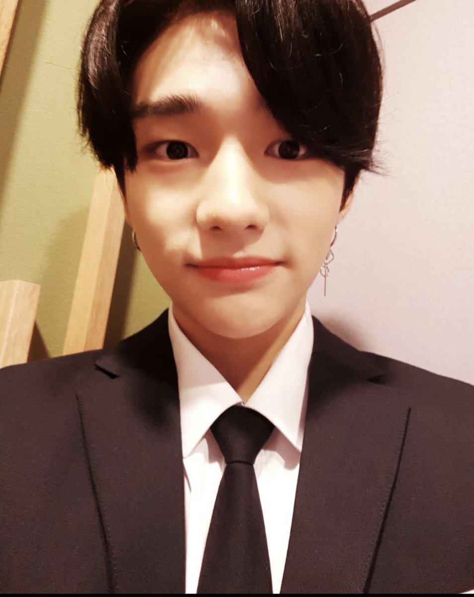 hyunjin’s selcas and photos throughout the years on IG. a veryyyyy long thread: