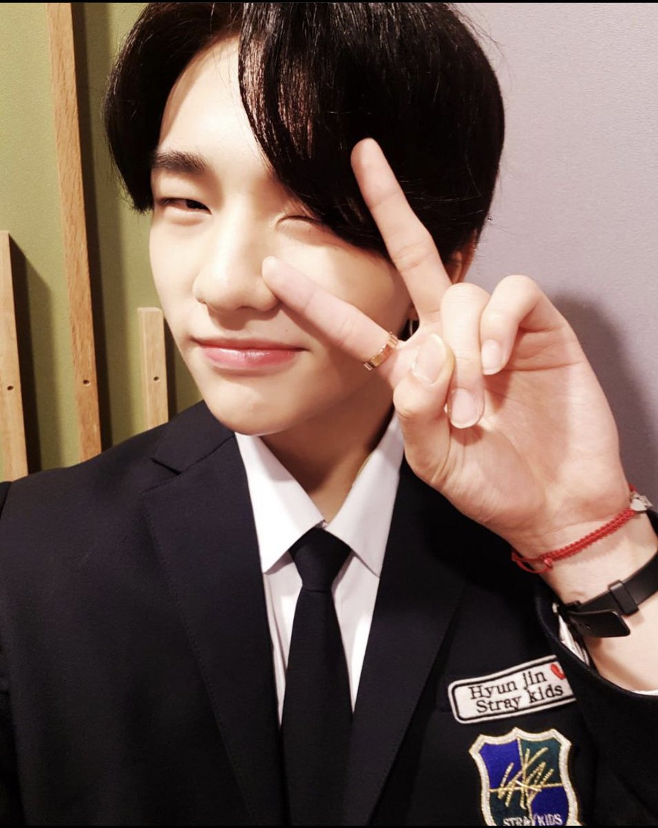 hyunjin’s selcas and photos throughout the years on IG. a veryyyyy long thread: