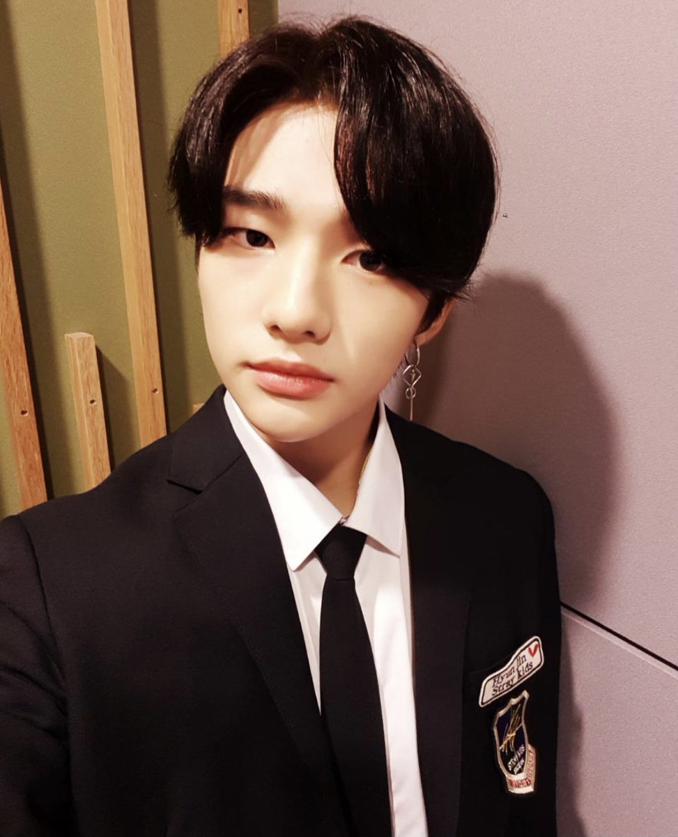 hyunjin’s selcas and photos throughout the years on IG. a veryyyyy long thread: