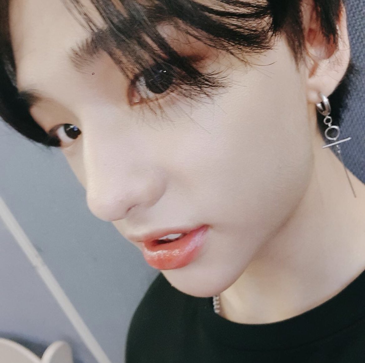 hyunjin’s selcas and photos throughout the years on IG. a veryyyyy long thread:
