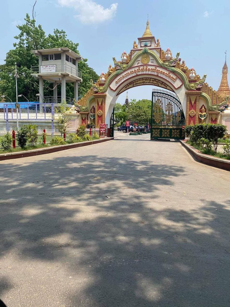22.4.2021 Terrorist Stationing inside the Ein Daw Yar Pagoda Compound, Mandalay.

#Apr22Coup
#WhatsHappeninglnMyanmar