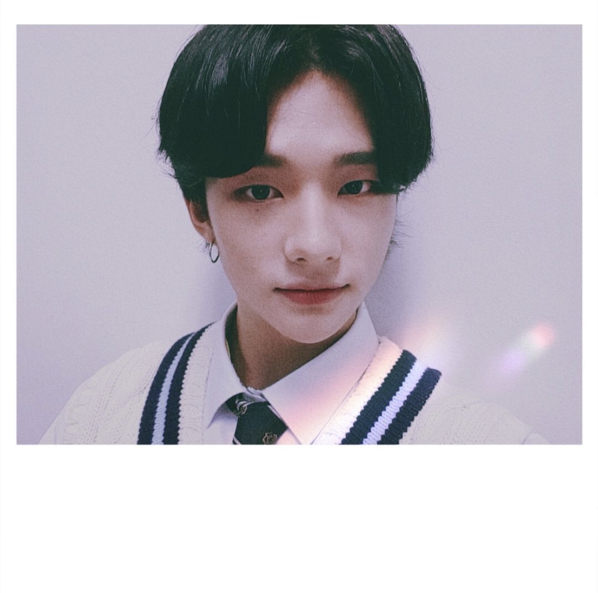 hyunjin’s selcas and photos throughout the years on IG. a veryyyyy long thread: