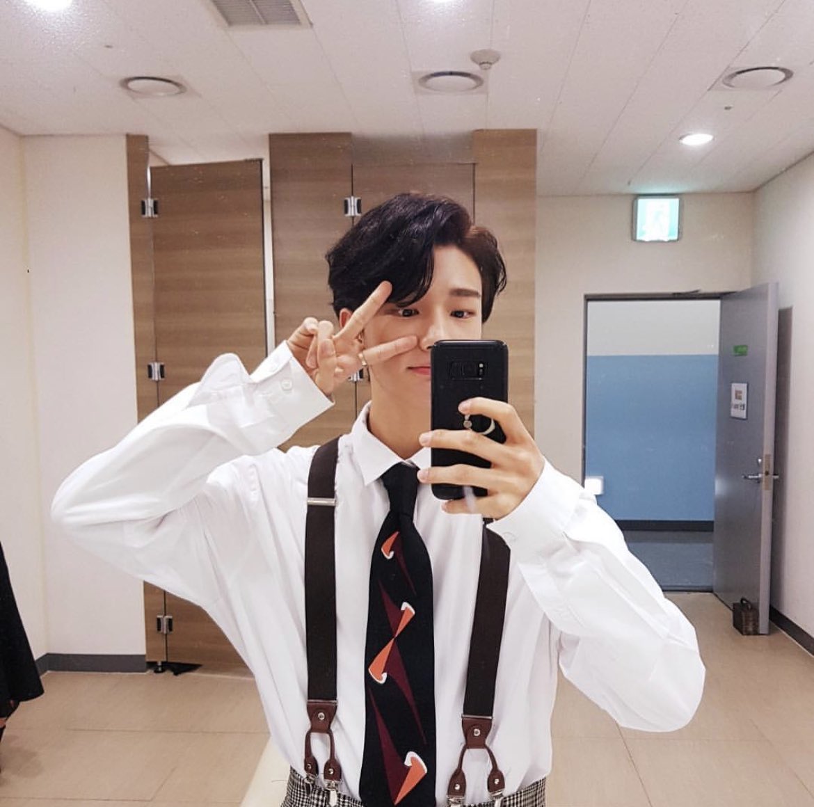 hyunjin’s selcas and photos throughout the years on IG. a veryyyyy long thread: