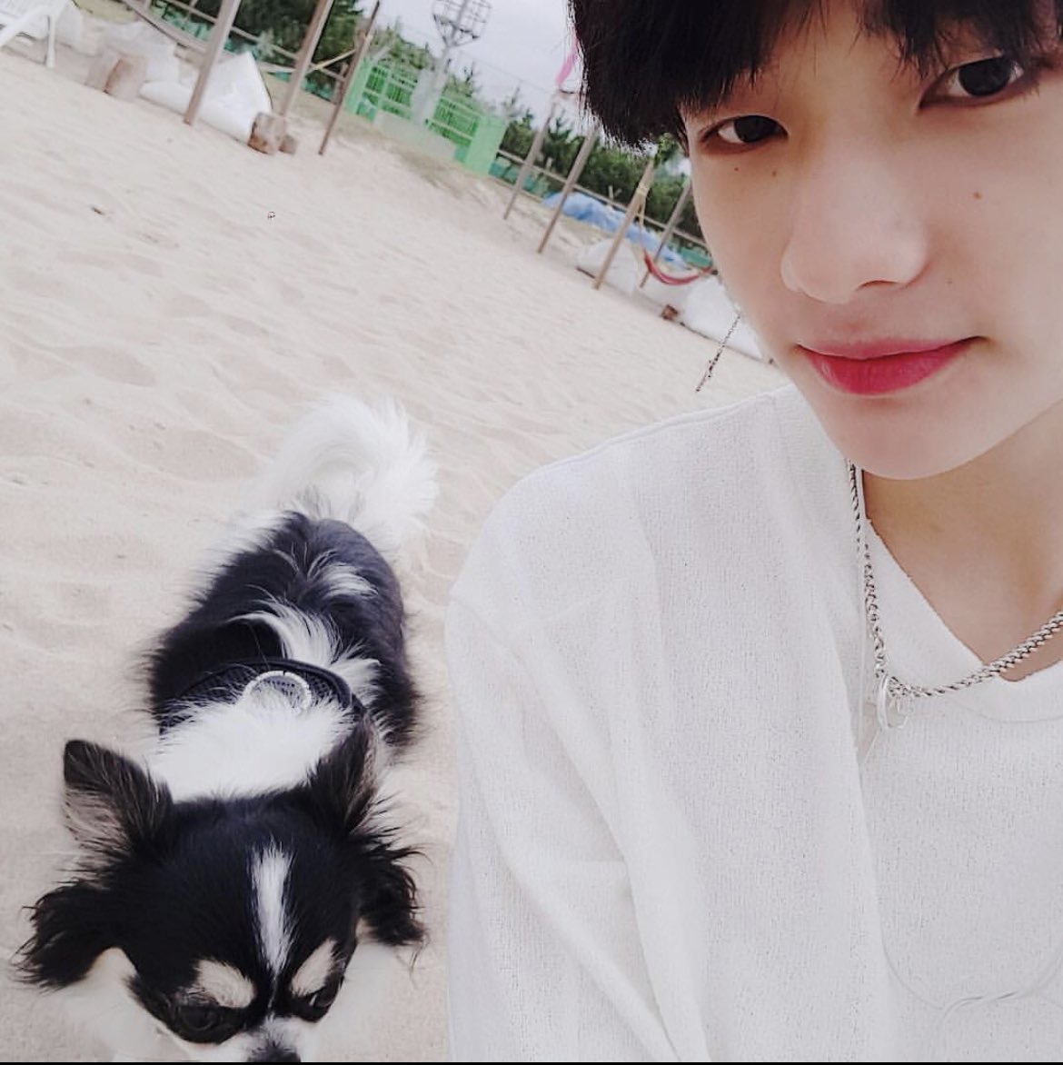 hyunjin’s selcas and photos throughout the years on IG. a veryyyyy long thread: