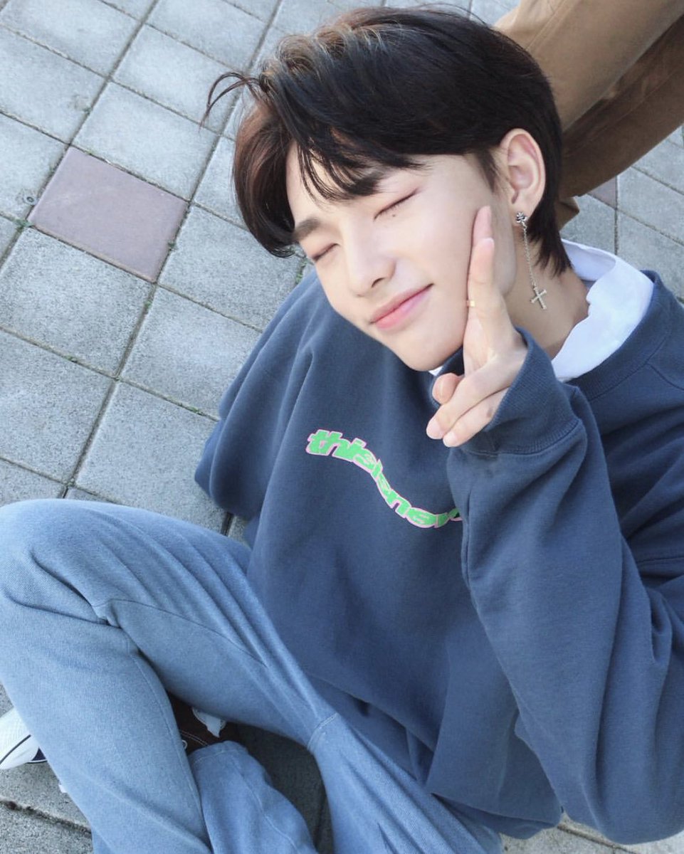 hyunjin’s selcas and photos throughout the years on IG. a veryyyyy long thread: