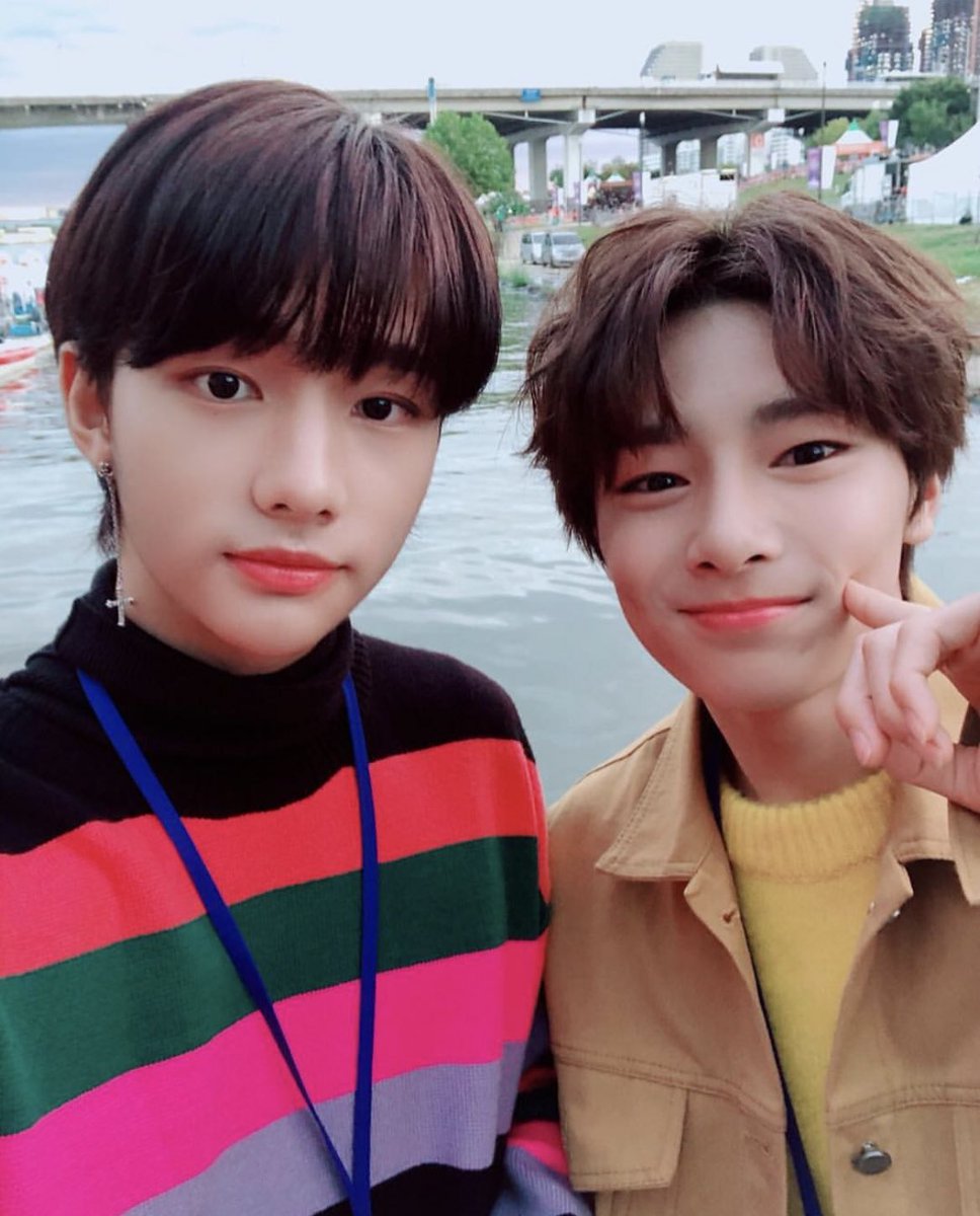 hyunjin’s selcas and photos throughout the years on IG. a veryyyyy long thread:
