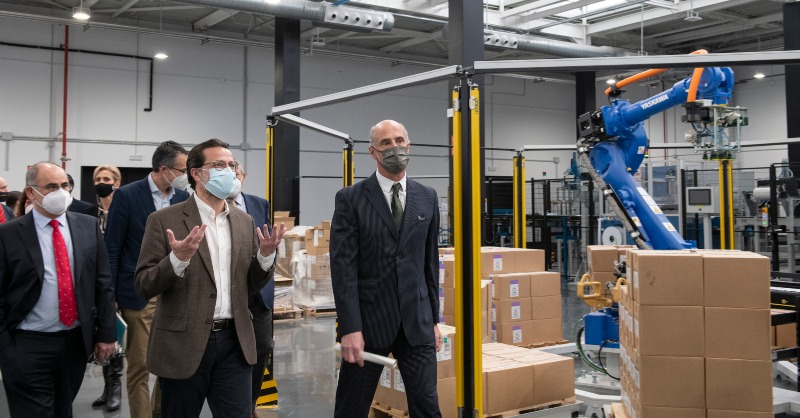 ONCE_oficial's tweet photo. El Centro Logístico y de Producción #CLP de la ONCE en Madrid estrena unidad robotizada más ecológica y sostenible 
El consejero Fernández-Lasquetty visita la nueva instalación, que surte 30.000 puntos de venta de la ONCE en toda España
@ComunidadMadrid @JuegosONCE #FSCmix🍃#PEFC