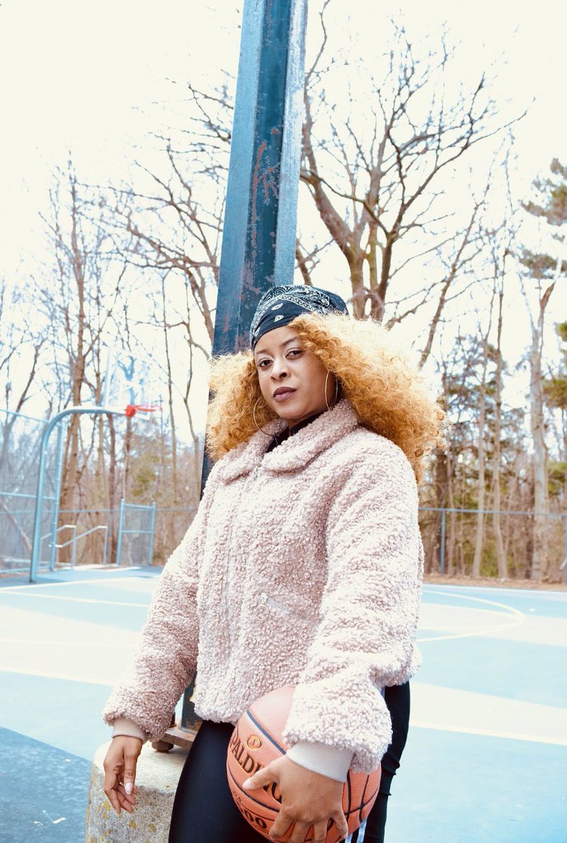 MitchellNaomi79's tweet photo. We playing basketball🏀🏀🏀🏀📸📸📸📸#model #torontomodel #guyanesemodel #nigerianmodel #photoshoots #EarthDay #EarthDay2021 #QuarantineLife #quarantineshoots #quarantinemodelling #basketball #the6ix #commercialmodel https://t.co/8qgH3Cgrox