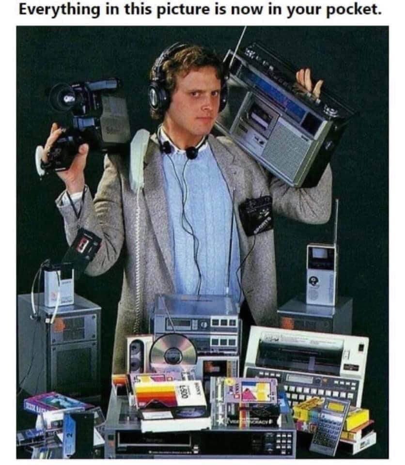 k8talois's tweet image. Digital Convergence in a nutshell 🌰 #DigCommSU 👖