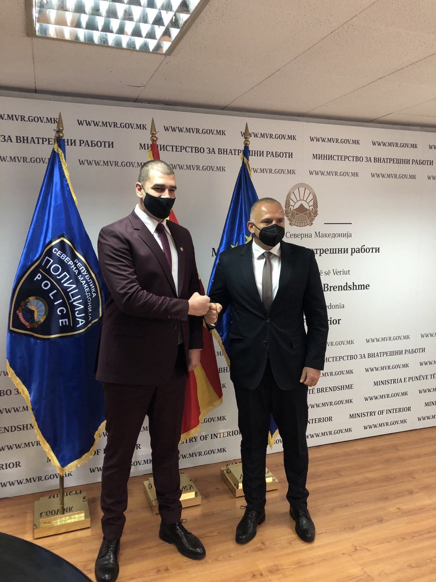 Rade_Milosevic_'s tweet photo. Konstruktivan sastanak sa direktorom Biroa za javnu bezbjednost MUP-a Sjeverne Makedonije Sašom Tasevskim.
Intenziviranjem policijske saradnje do efikasnije regionalne povezanosti u borbi protiv nasilnog ekstremizma i terorizma, a sve u cilju bezbjednog Zapadnog Balkana. https://t.co/5xH0NmsaeP