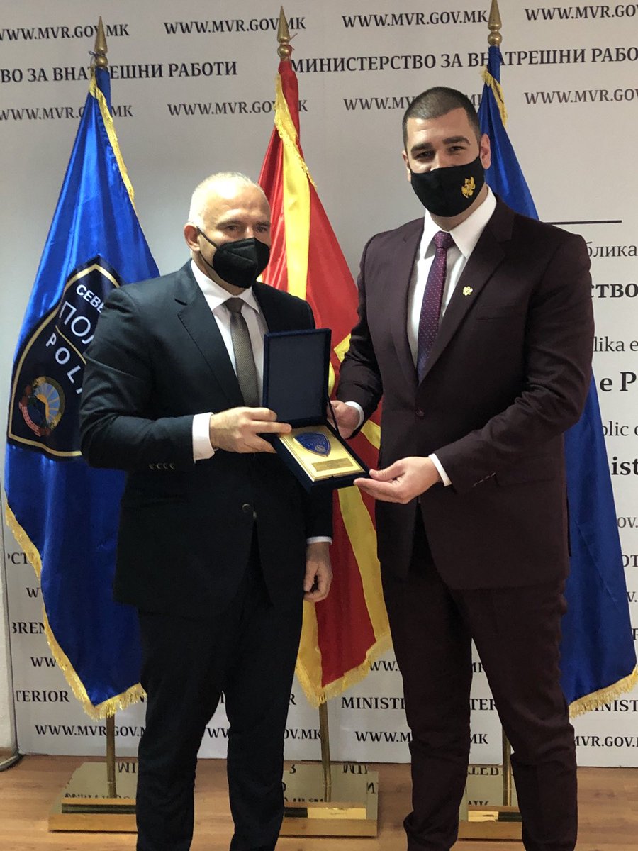 Rade_Milosevic_'s tweet photo. Konstruktivan sastanak sa direktorom Biroa za javnu bezbjednost MUP-a Sjeverne Makedonije Sašom Tasevskim.
Intenziviranjem policijske saradnje do efikasnije regionalne povezanosti u borbi protiv nasilnog ekstremizma i terorizma, a sve u cilju bezbjednog Zapadnog Balkana. https://t.co/5xH0NmsaeP