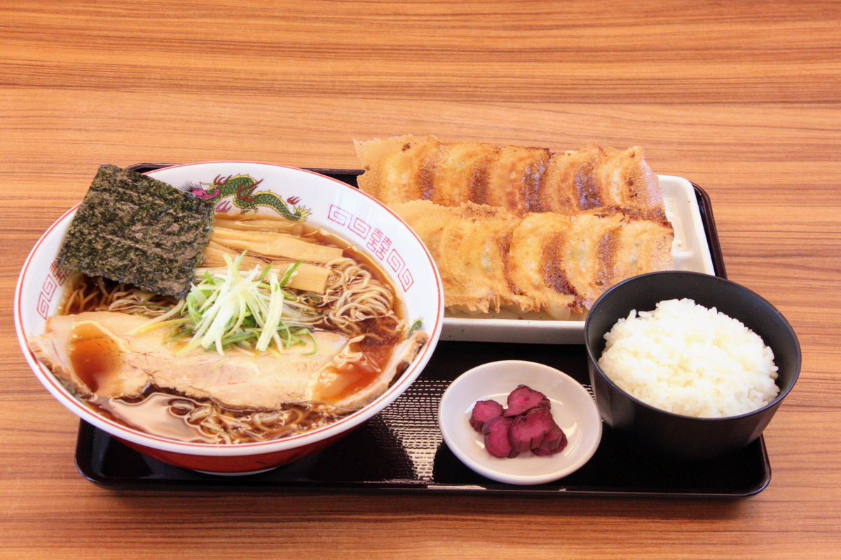 純水 Jyunsui 釧路ラーメン 純水各店からのお知らせ 純水では各店4月からメニュー変更やイベントを開催しています 春採本店 北大通店 桂店合同企画 小学生以下半額 あっさりラーメン350円 純水風400円 桂店メニュー紹介 あっさりダブルぎょうざ