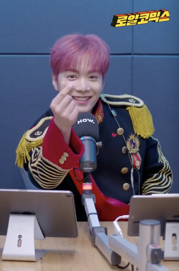 JR was like "Wait... where did it go? I put it somewhere" and gave us a finger heart He also sang the chorus of "INSIDE OUT" by himself without an instrumental! His voice is so  #뉴이스트    #NUEST    #JR  @NUESTNEWS