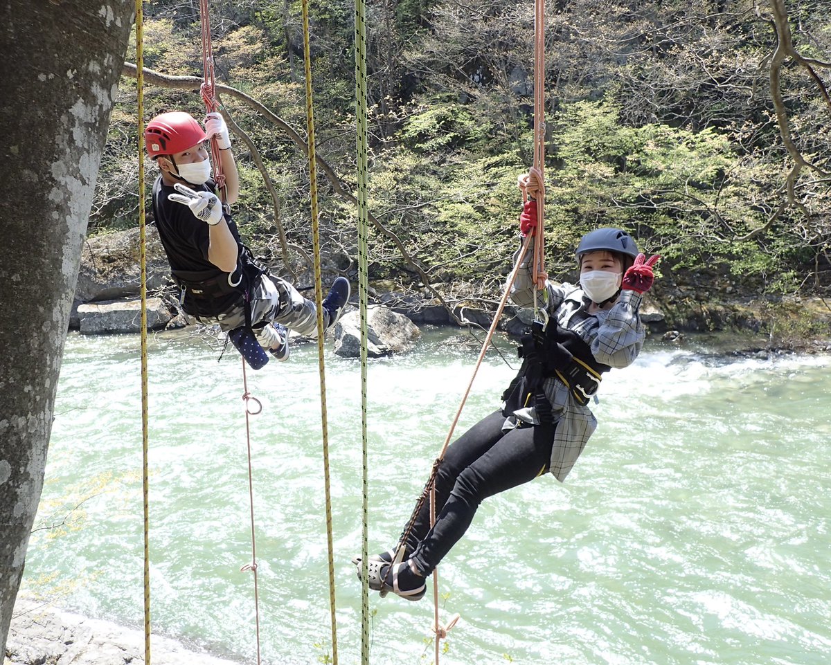 _MonkeyMountain's tweet image. カップルさんツアー！
若いのにすごくしっかりした2人でした。いろいろ見てて「若いって良いな♪」と思った1日となりました☆
１組貸切なので、マスク外してOKにしてますが、馴染みすぎて外さない方増えてきました。#木のぼりツアー　#treeing #ツリーイング　#みなかみアクティビティ　#１組貸切