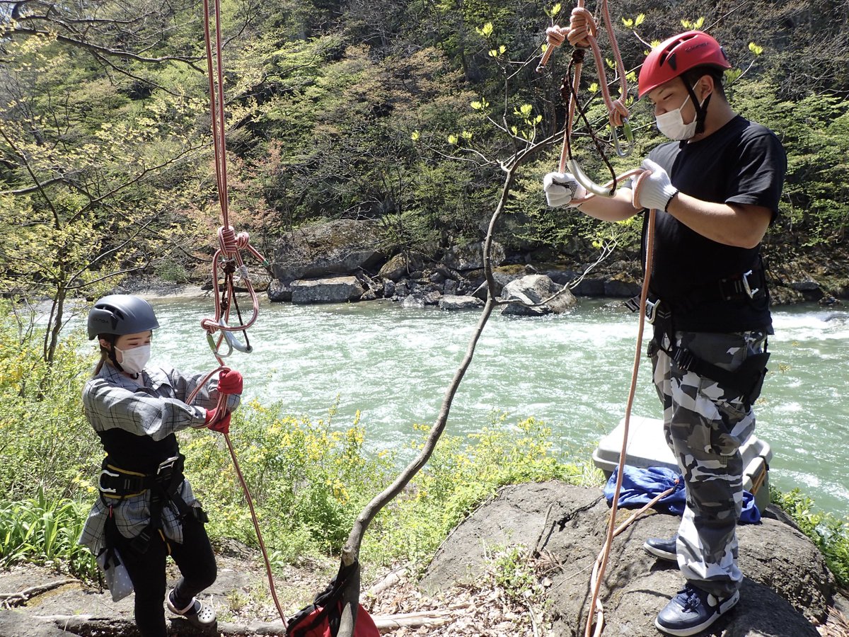 _MonkeyMountain's tweet image. カップルさんツアー！
若いのにすごくしっかりした2人でした。いろいろ見てて「若いって良いな♪」と思った1日となりました☆
１組貸切なので、マスク外してOKにしてますが、馴染みすぎて外さない方増えてきました。#木のぼりツアー　#treeing #ツリーイング　#みなかみアクティビティ　#１組貸切