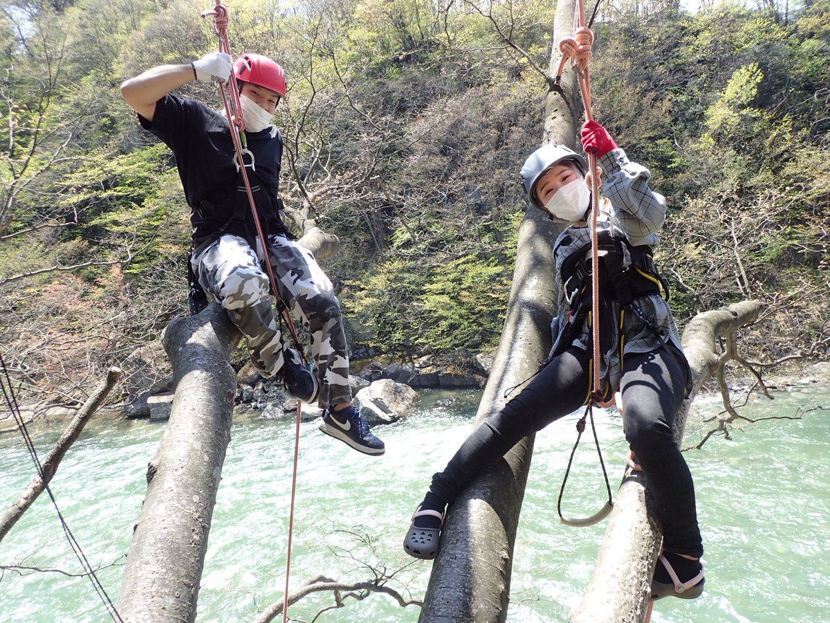_MonkeyMountain's tweet image. カップルさんツアー！
若いのにすごくしっかりした2人でした。いろいろ見てて「若いって良いな♪」と思った1日となりました☆
１組貸切なので、マスク外してOKにしてますが、馴染みすぎて外さない方増えてきました。#木のぼりツアー　#treeing #ツリーイング　#みなかみアクティビティ　#１組貸切