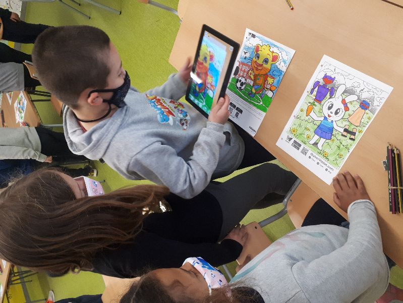 EscolaElsPins's tweet image. Les nenes i els nens de #2PRI treballen plàstica  fent servir #realitatAugmentada amb @quivervision 
#TVRPins
#IntegremLesTac