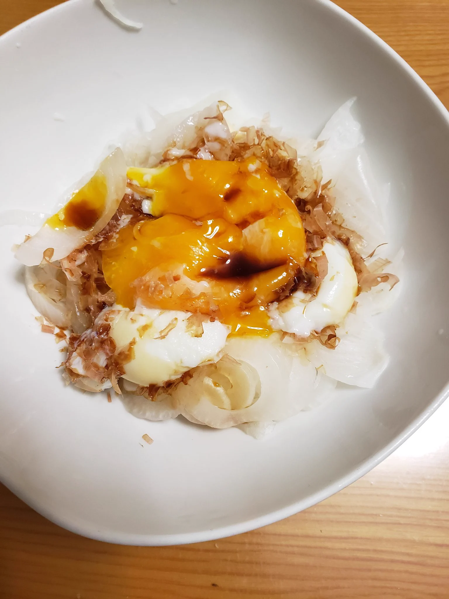@ore825 たまごかけご飯が苦手なので、鰹節と温泉卵を乗せて醤油をかけました。
美味しかったです😍🎶
リュウジお兄さんのレシピは日頃買っている材料と調味料で簡単にできるので、いつも活用させてもらってます
m(_ _)m
白い器で玉ねぎ目立たない(笑) 