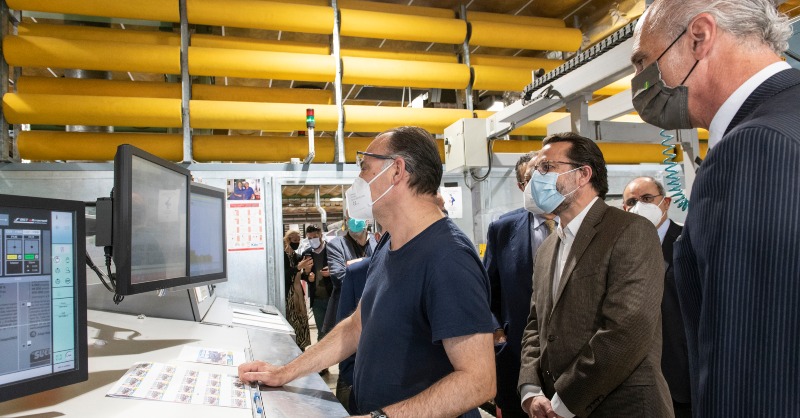 ONCE_oficial's tweet photo. El Centro Logístico y de Producción #CLP de la ONCE en Madrid estrena unidad robotizada más ecológica y sostenible 
El consejero Fernández-Lasquetty visita la nueva instalación, que surte 30.000 puntos de venta de la ONCE en toda España
@ComunidadMadrid @JuegosONCE #FSCmix🍃#PEFC
