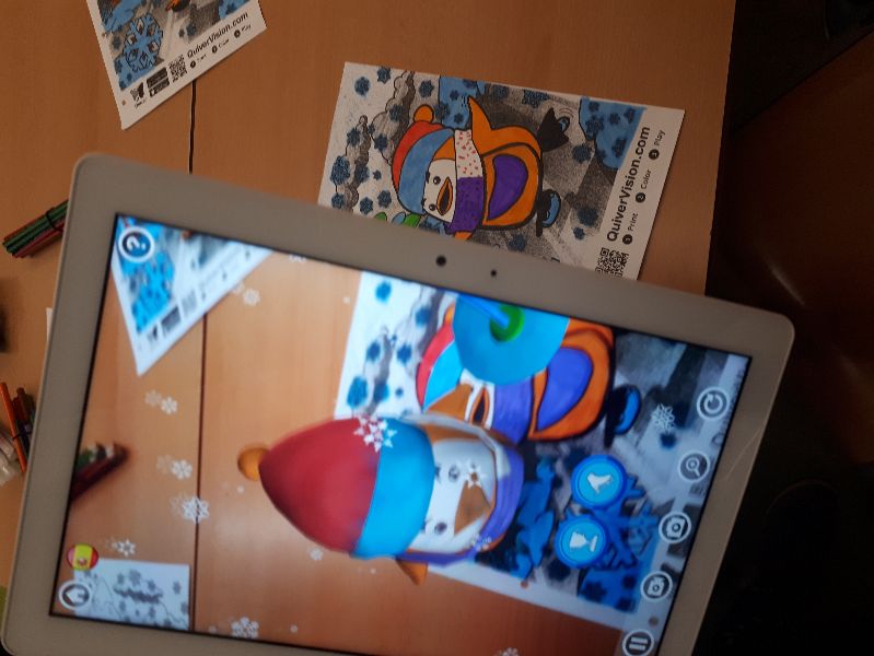 EscolaElsPins's tweet image. Les nenes i els nens de #2PRI treballen plàstica  fent servir #realitatAugmentada amb @quivervision 
#TVRPins
#IntegremLesTac