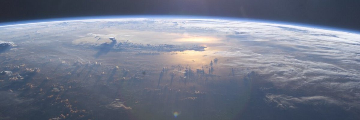 Hace casi 18 años hice esta foto de nuestro planeta.

Contemplarlo desde el espacio, apreciar su fragilidad y tamaño limitado, nos urge a protegerlo.

Todos somos astronautas conviviendo en una nave espacial redonda con recursos finitos que tenemos que conservar. #DíaDeLaTierra