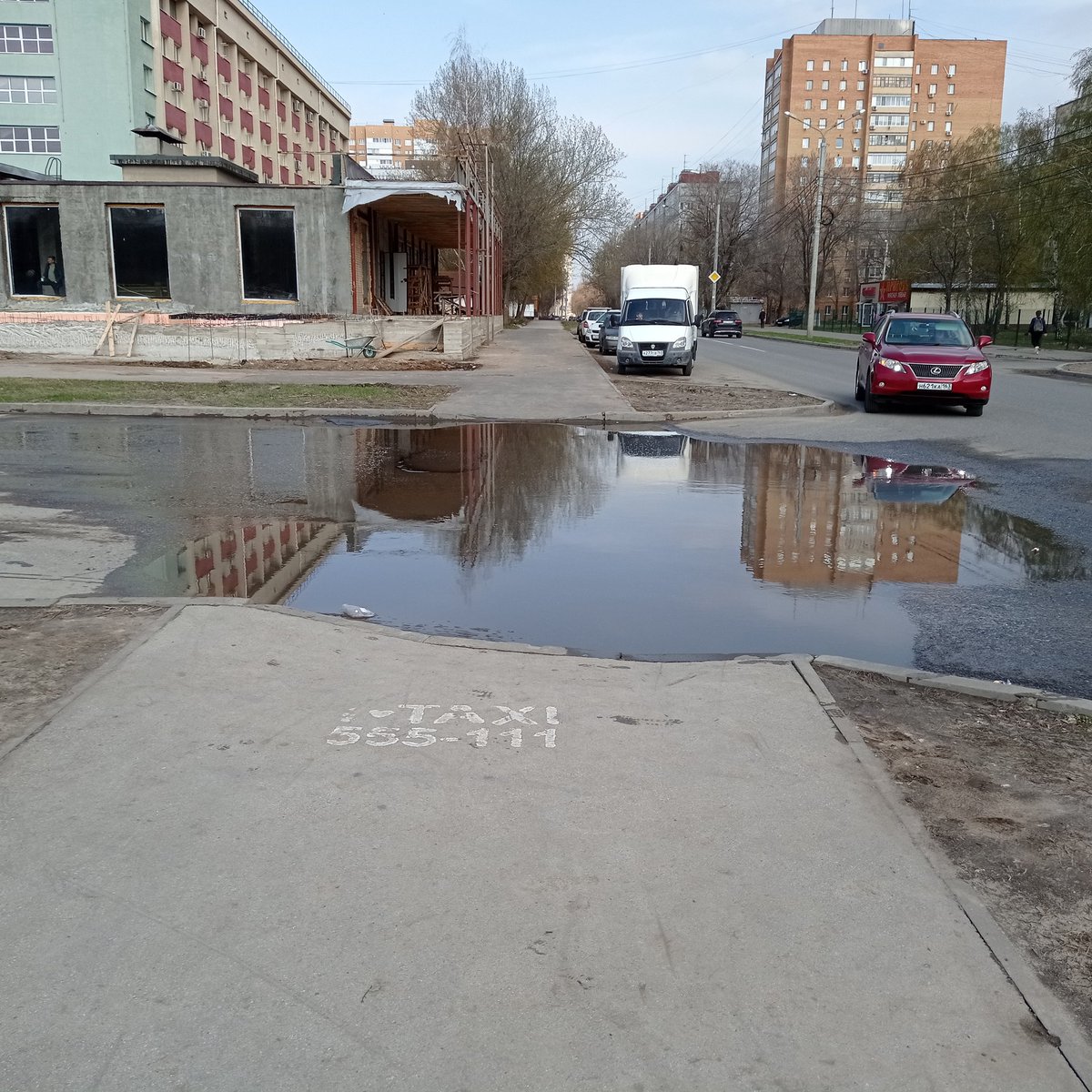 Б - благоустройство! Комфортная городская среда! Задача: перейти пешехода с одного тротуара на другой не замочив свои кроссовки (туфли, босоножки, кеды, сандалии). Это #Тольятти, детка! 😉 Приз за успешное прохождение челленджа - от департамента дорожного хозяйства.