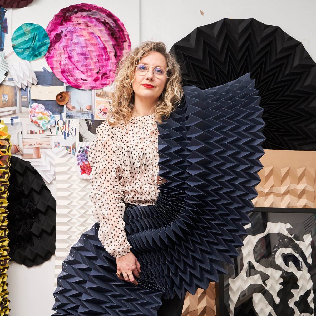 The #paper sculpturer Pauline Loctine creates astonishing 3D creations that has led to several collaborations with famous brands. Meet her in #paperpassionbyarcticpaper, follow the link for the full story: arcticpaper.com/paperpassion/p… . Photo: Carlo Calope