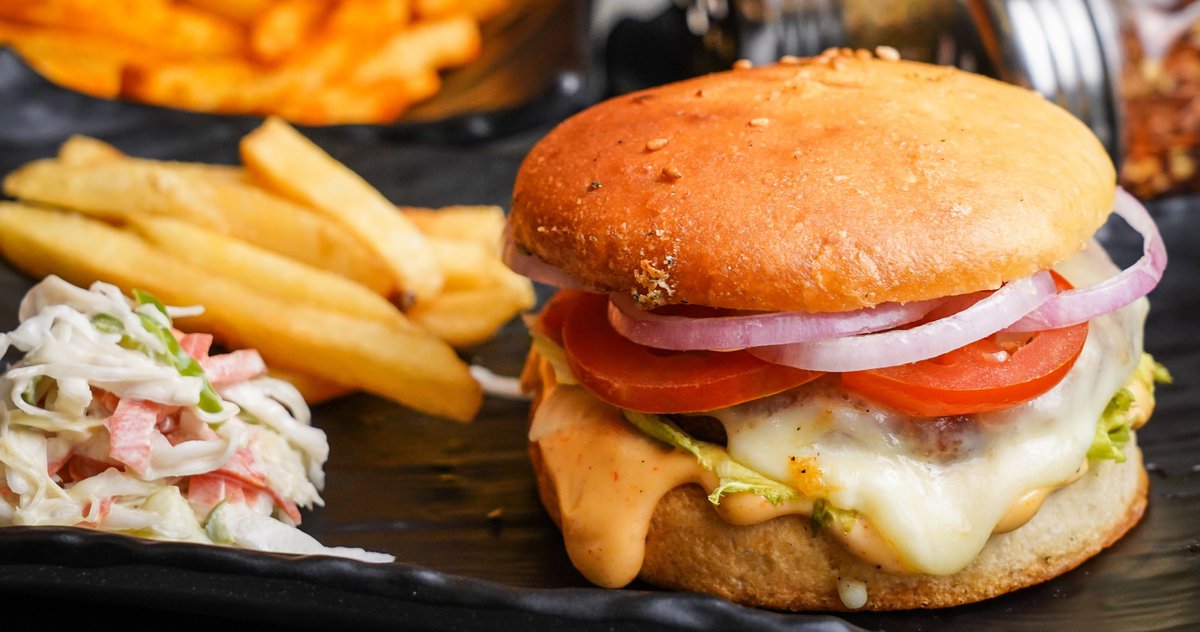 forkitcafe's tweet photo. IN FRAME 

CLASSIC BURGER 

FORK IT CAFE 
DRIVE IN CAFE 

🍔🍕🌭🥪🌮

CALL US : 7000351855 / 07314988837
#indorefood #indoreblogger #indore #indori  #food  #foodporn  #yummy #forkit  #forkitcafe  #forkithard  #indore https://t.co/XGzeGjwZFK