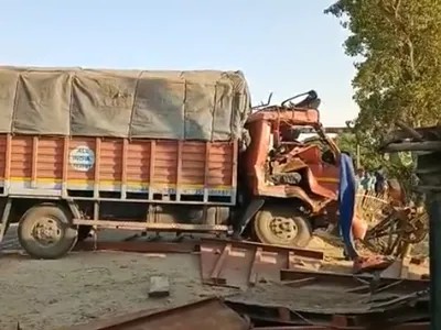 Horror. Five dead as train runs into vehicles at manned level crossing gate when it was not closed this morning at Shahjahanpur in UP. India can send spacecraft to moon but we can never avoid railway level crossing deaths with technology @airavatvolvo
@Sundaramchitra2
IANS pic