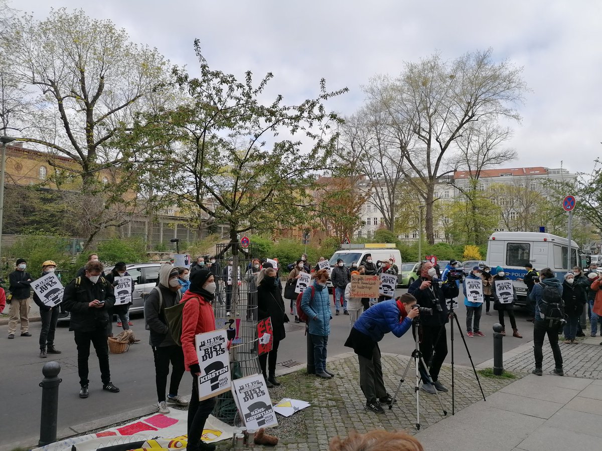 bizimkiez's tweet photo. Mit tosendem Applaus haben rund 150 solidarische Unterstützer*innen Thorsten &amp; Frank #KischUndCo in den Gerichtssaal verabschiedet. @ctrautvetter mahnt " Eigentum verpflichtet" &amp; fordert #Transparenz. Christian vom @syndikat44 kämpft mit uns &amp; allen weiter für die Stadt für alle https://t.co/coYCat0IYN