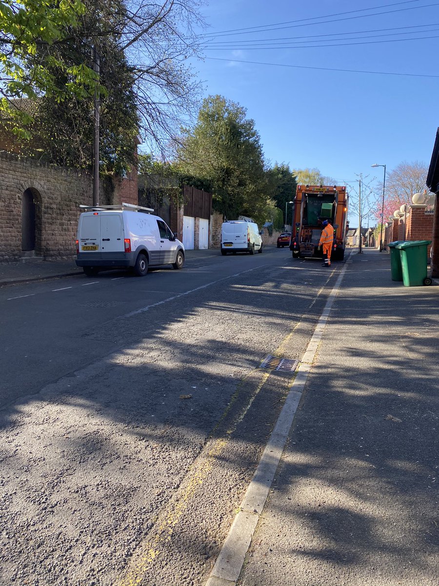 LentonDNRA's tweet photo. Just a quick thank you to our @Cleangreennottm team - still working in difficult conditions, but always so friendly and helpful! I didnβt realise they have to travel in separate vehicles still to have the full team on the job. #SocialDistancing #KeyWokers #unsungheroes https://t.co/ahe7DHtftb