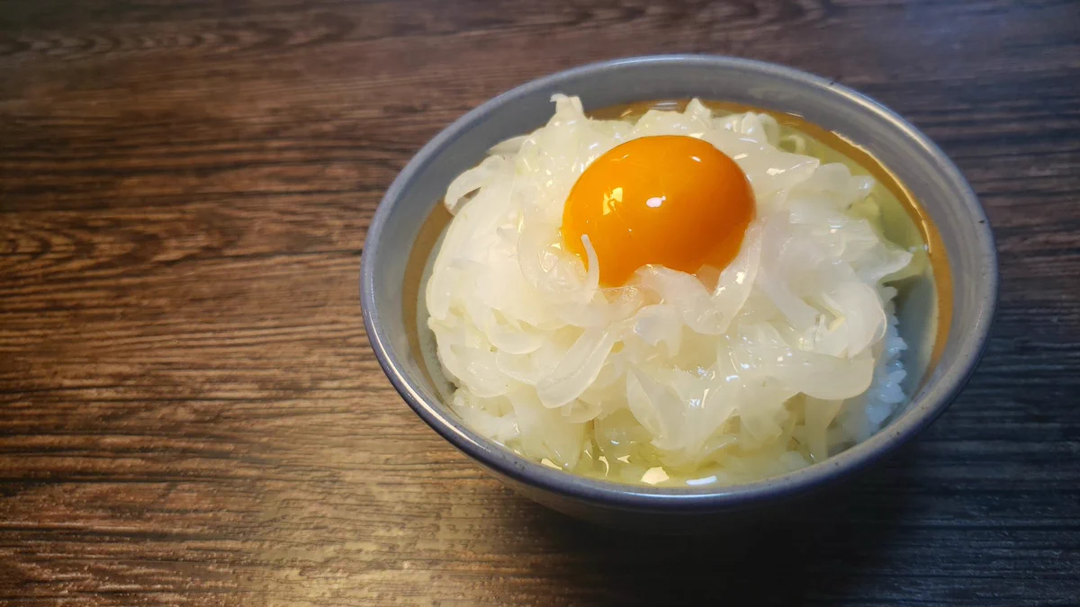 この食べ方も美味しそう！新玉ねぎを使った卵かけご飯！