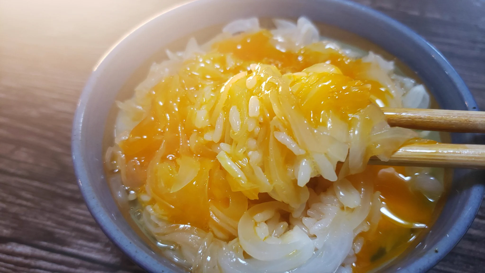 この食べ方も美味しそう！新玉ねぎを使った卵かけご飯！