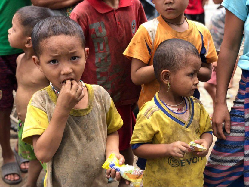 ၁/ မြန်မာနိုင်ငံ အတွင်းရှိ IDP camp တစ်ခု၊  #Metta team ရဲ့အတွေ့အကြုံ လေးနည်းနည်းပြောပြချင်ပါတယ်။Camp မှာ- ၈၀% ကလေးတွေ - ၁၅% အမျိုးသမီး၊ သက်ကြီးရွယ်အို⁃ ၄-၅% သာ အမျိုးသားတွေ ဖြစ်ကြ   (အမျိုးသားအများစုဟာ အသက်ဆုံးရှုံး/ ပြေးရင်းလူစုကွဲသွားရ #WhatsHappeningInMyanmar