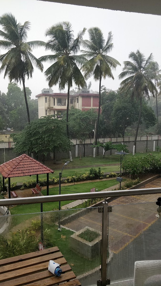 Clemenza2020's tweet photo. And the 100% natural #ac has been turned on in #bangalore #summerRains   
#blrRocks https://t.co/Amql3AaleT