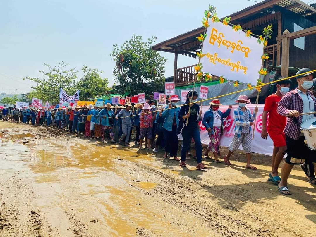 1311revolution's tweet photo. Despit the obstacles, the Walking Strike was held successfully by the people the two villages of Tamakhan and Hongpa, #Hpakant Township, Kachin State today against the military dictatorship.

#Apr22Coup
#WhatsHappeningInMyanmar https://t.co/Wd1wvETgNA