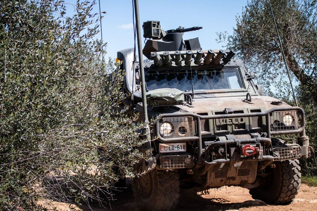 CiroNappi6's tweet image. The the brand new ones 🇮🇹 IVECO DV #VTLM2&apos;s &quot;Lince&quot; NEC Force (Network Enabled Capabilities), of the 82° Regiment &quot;Torino&quot; of the 🪖 🇮🇹 Italian Army during &quot;Centauro 1/2021&quot; training exercise in Torre Veneri (#Lecce) military training ground.