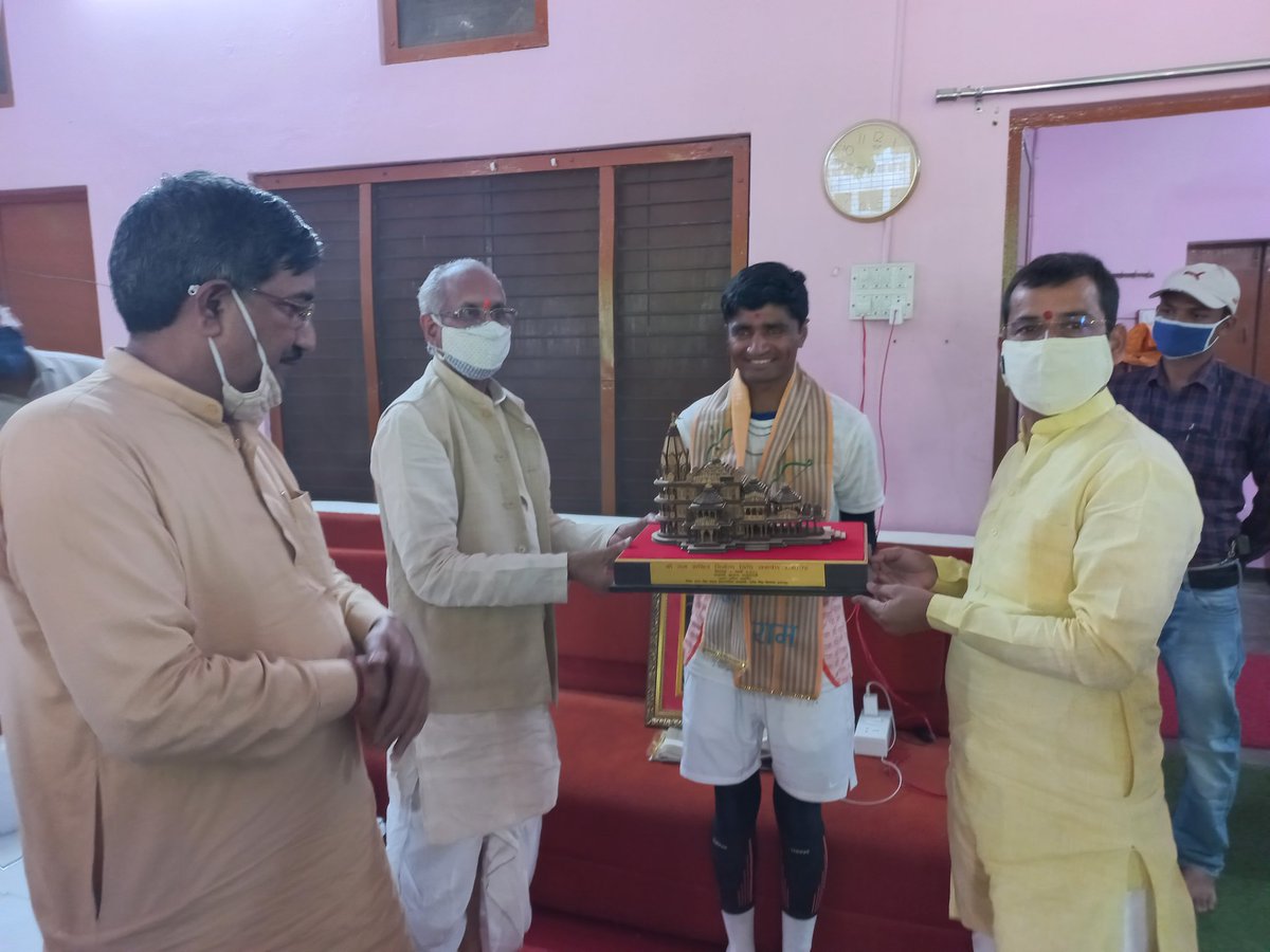 ChampatRaiVHP's tweet photo. आज एक नवयुवक सोमनाथ से दौड़ते हुए अयोध्या पहुंचे. युवक का नाम घनश्याम है. उन्होंने  30 मार्च को सोमनाथ में भगवान शंकर के दर्शन के पश्चात अयोध्या के लिए दौड़ लगाना प्रारंभ किया था.  इस प्रकार 23 दिन पूरा करने के बाद 24 वे दिन वह आज अयोध्या आ गए। https://t.co/gnlCLYcnfR