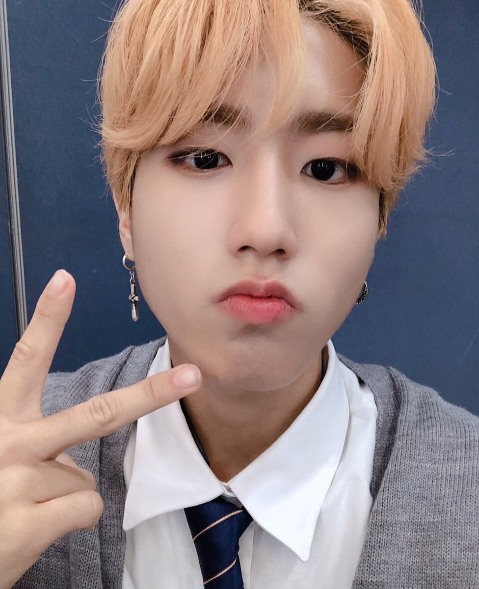 хан джисон с синими волосами. какого цвета глаза джисона. джисон глаза. джисон stray kids селфи. какого цвета глаза джисона.