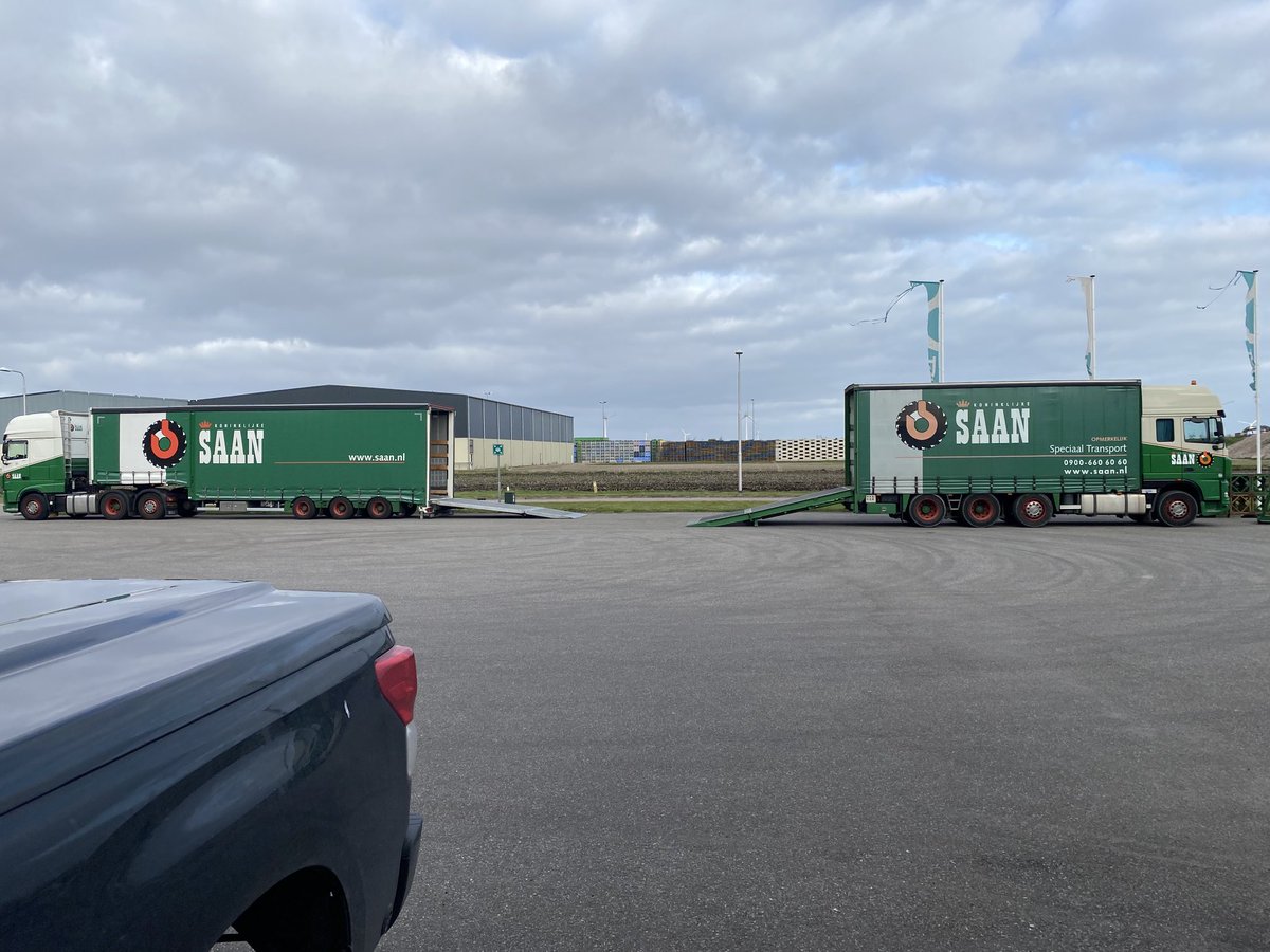 ⁦<a href="/KoninklijkeSaan/">Koninklijke Saan</a>⁩ druk aan het verhuizen! 💪💪 kinderspel voor deze mannen! Gaat mooi samen met de mannen van ⁦<a href="/VHMMACHINERY/">VHM Machinery</a>⁩ en van ⁦<a href="/BroerBV/">Broer B.V.</a>⁩