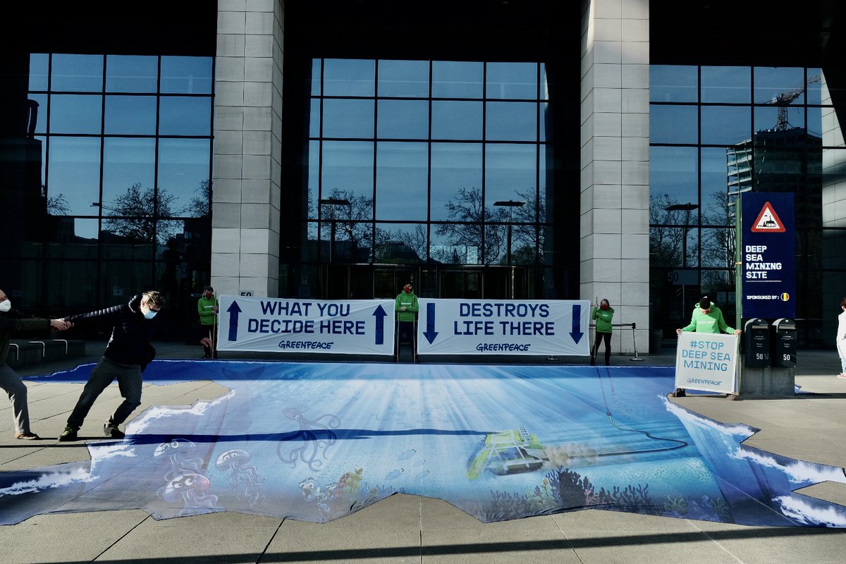 greenpeace_be's tweet photo. Vanmorgen voerden we een symbolische actie in Brussel om de lakse houding van onze Noordzeeminister, @vincentvq, aan te klagen tegenover de #diepzeemijnbouw proeven ⛏️ die momenteel plaatsvinden in de Stille Oceaan. 🌊 https://t.co/N6bcJXXaUu