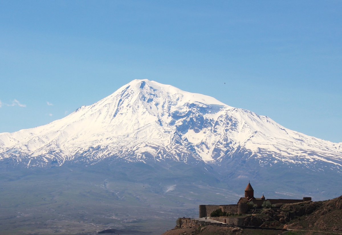 Armenia ararat. Гора Арарат. Гора Арарат и хор Вирап Армения. Гора Арарат и Масис. Гора Масис Армения.